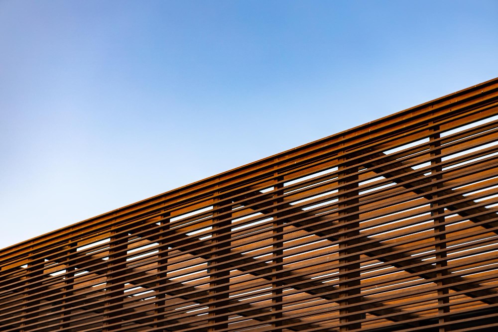 Construye un edificio moderno con madera en masa y estructura de entramado ligero.