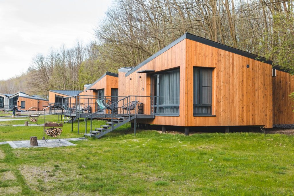 casas modulares de madera autosostenible casa-madera-lugar-acogedor-barbacoa